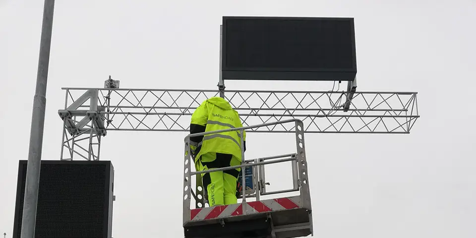 Saferoad personal som installerar och fixar digitala skyltar